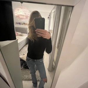 Svart ribbad tröja - Säljer en stilren svart ribbad tröja med lång ärm. Perfekt för en enkel och snygg look. Passar bra till jeans eller kjol. Hör av dig vid intresse!