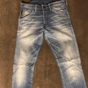 Blå jeansbyxor från Jack and Jones  - Snygga blå jeans med en klassisk tvätt och femficksdesign. Byxorna har en knapp och dragkedja framtill samt bälteshällor. Perfekta för en avslappnad stil. Storlek W30 L31