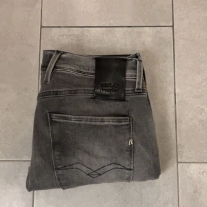 Grå Replay Hyperflex jeans (pris kan diskuteras) - Snygga grå Replay Hyperflex jeans med en perfekt passform. De har en klassisk femficksdesign och en diskret Replay-logga på bakfickan. (W31 L32)