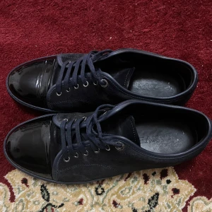 Lanvin skor - Mörkblåa lanvins med blå sula. 8/10 skick. Hittar inte dustbaggen men om jag hittar så skickas den med. Priset kan diskuteras