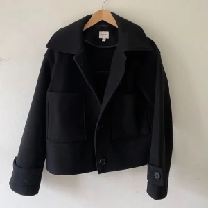 Svart kappa från Kappahl - Snygg svart kapppa från Kappahl. Det är i storlek S men är lite stor på mig. Köpte den för 899kr. Kan sänka pris vid snabb köp❤️