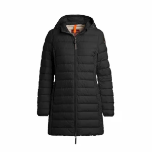 Svart dunjacka från Parajumpers Dam - Snygg och varm svart dunjacka från Parajumpers med huva och dragkedja framtill. Jackan har en lång passform och är perfekt för kyliga dagar. Den quiltade designen ger en stilren look. Köpt 2024 och skonsamt använd. Pris kan diskuteras. Möts upp i Göteborg :)