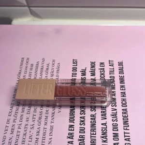 Läppglans Lifter Gloss 004 Silk - Snyggt läppglans från Maybelline i nyansen 004 Silk. Den har en mjuk och glansig finish med hyaluronsyra för extra fukt. Perfekt för att ge läpparna en fyllig look. Aldrig använd och aldrig öppnad. Säljer för 50 kronor. 