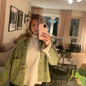 Grön jeansjacka från Zara - Funderar på att sälja min superfina gröna jeansjacka!!💚 Den är OTROLIG på sommaren till en vit klänning