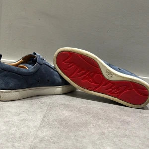 Loubs -  Tjena säljer mina Christian Louboutin/loubs. Riktig snygga och har ett bra skick. Om det är någon fråga är det bara att fråga.  Priset ej hugget i sten!