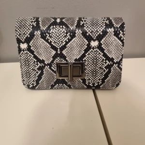 Ny väska - Ny väska, aldrig använd. 100kr . Remmen ligger I väskan.