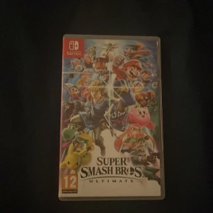 Super Smash Bros. Ultimate för Nintendo Switch - Säljer spelet Super Smash Bros. Ultimate för Nintendo Switch. Inkluderar spelkassett och originalförpackning med färgglad design och karaktärer från spelet. Perfekt för fans av actionfyllda multiplayer-strider!