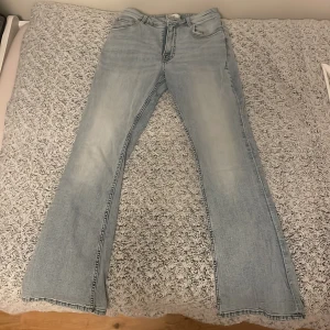 Ljusblå bootcut jeans - Snygga ljusblå bootcut jeans med klassisk femficksdesign. Perfekta för en avslappnad stil. De har en bekväm passform och är tillverkade i ett mjukt denimtyg.