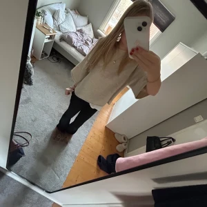 Beige stickad tröja från Gina Tricot - säljer en trekvarts stickad tröja från gina, den är inte mycket använd och är i bra skick!