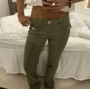 Hm jeans - Säljer dessa jeans som inte säljs längre, de är i ny skick. Skriv om ni vill ha bilder som jag tagit🩷