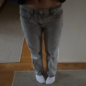 Grå jeans från Stradivarius - Snygga grå jeans från Stradivarius med låg midja. Säljer dem då jag aldrig använder dem .Vad jag vet är modellen inte längre tillgänglig att köpa ny. I storleken 40 men är definitivt små i storleken och passar mig som är 36/38. Pris kan diskuteras.