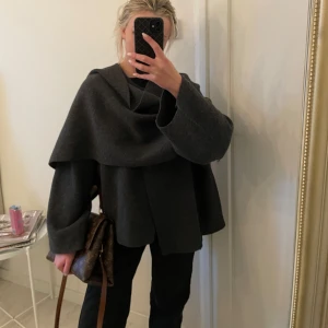 Mörkgrå kappa -  mörkgrå kappa ifrån zara,  med  omlott-design. Endast provad aldrig använd