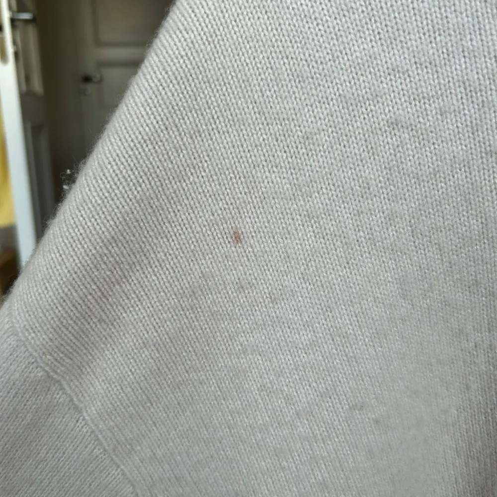 Perfekta kashmirtröja i superfin cremevit färg!! Har en liten fläck som nog går att få bort!! Nypris: 2600. Neuletakit & Villapaidat.