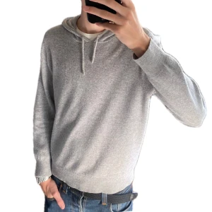 Kashmir hoodie - Säljer nu en stilren Kashmir hoodie från Sayless🤩. Tröjan är knappt använd och nypris på den är 899👔⚡️. Säljer pga att den ej passar🚨. Storlek M men sitter typ som S-M. Modellen är 185 så passar någon mellan 175-183 typ👍Pris kan diskuteras vid snabb affär🍾⚡️. Postar och fraktar alltid inom 24 timmar efter köp🚚✅. Priset är ej hugget i sten så kom med prisförslag🍾😊
