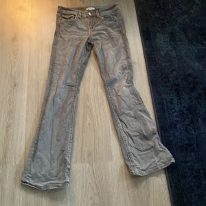 Gina young jeans  - Grå Gina tricot Young jeans. Jeansen är gråa i storlek 164! 