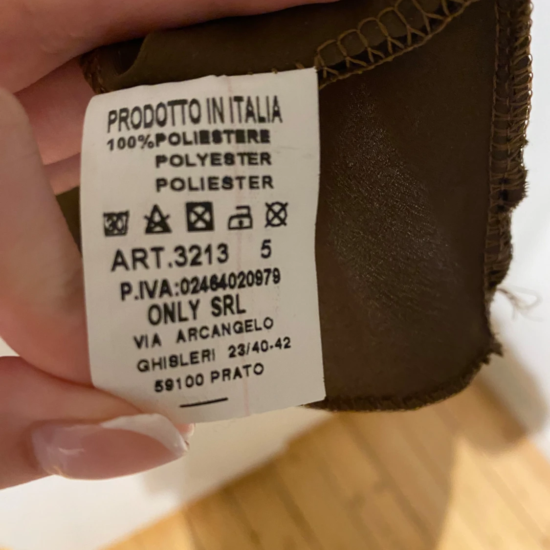 Brun linne med spetsdetaljer - 90