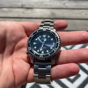 Citizen promaster automatic - Säljer en Citizen promaster automatisk dykarklocka med en stållänk men original blå gummirem medföljer också. Klockan har en marinblå urtavla. Fick den i julklapp men behöver lite pengar. Kommer i originalförpackning. Nypris:2750.