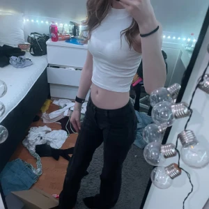 Vit ribbad linnetopp från H&M Divided - Säljer en stilren vit ribbad linnetopp från H&M Divided. Toppen är ärmlös och har en tight passform, perfekt för en trendig look. Passar bra till både jeans och kjol. Hör av dig vid intresse!