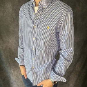 RALPH LAUREN SKJORTA  - Ralph Lauren Skjorta - Storlek M slim fit  - Nypris ca 1800kr - Deluxecloset 