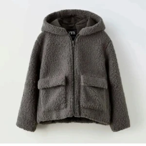 Grå teddyjacka från Zara - Mysig grå teddyjacka från Zara med huva och dragkedja framtill. Jackan har två stora fickor och är perfekt för kyligare dagar. Så populär men finns inte kvar på zaras hemsida. Storlek 164 men sitter som en xs 💕