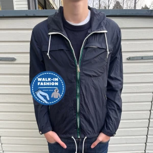 Ralph lauren windbreaker  - Tja! Säljer nu denna sjukt snygga windbreaker från ralph lauren. Skick ; 9.5/10 som ny! Nypris ligger på 2500kr men säljs nu för endast 799kr. Hör gärna av er vid minsta lilla fundering! 