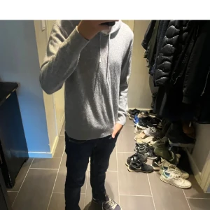 Kashmir Hoodie - Säljer nu min gråa och riktigt sköna Kashmir hoodie från Sayless då jag växt ur den. Väldigt bra skick utan defekter. Hör av dig vid funderingar 😃👍🏻