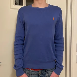Ralph Lauren tröja - Säljer en blå tröja från Ralph Lauren, den är rätt använd men ändå i fint skick! Killen på bilden är 170. Hör av er vid frågor🤠