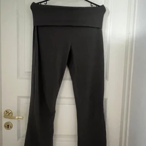 Grå byxor med hög midja - Snygga grå byxor med hög midja och bootcut-stil. Storleken är 36-38. Knappt använd. 