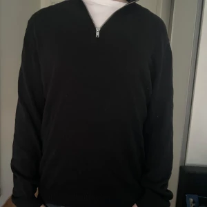 Svart tröja med dragkedja - Säljer en stilren svart halfzip tröja