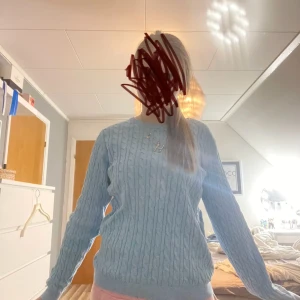 Ljusblå stickad tröja - Säljer en ljusblå stickad tröja med kabelstickat mönster. Tröjan har långa ärmar och en rund halsringning. Perfekt för kyligare dagar. Vid frågor av pris, mer bilder mm är det bara att fråga!!💕💕