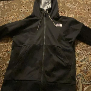 The north face kofta  - Tja säljer denna koftan av märket The north face, köpt för 1200kr säljer för 300 skick 10/10 inga konstigheter 