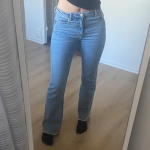 Jeans - Midwaist jeans från Gina Tricot i storlek 158, passar mig som brukar ha xs/s. Inga tecken på användning!