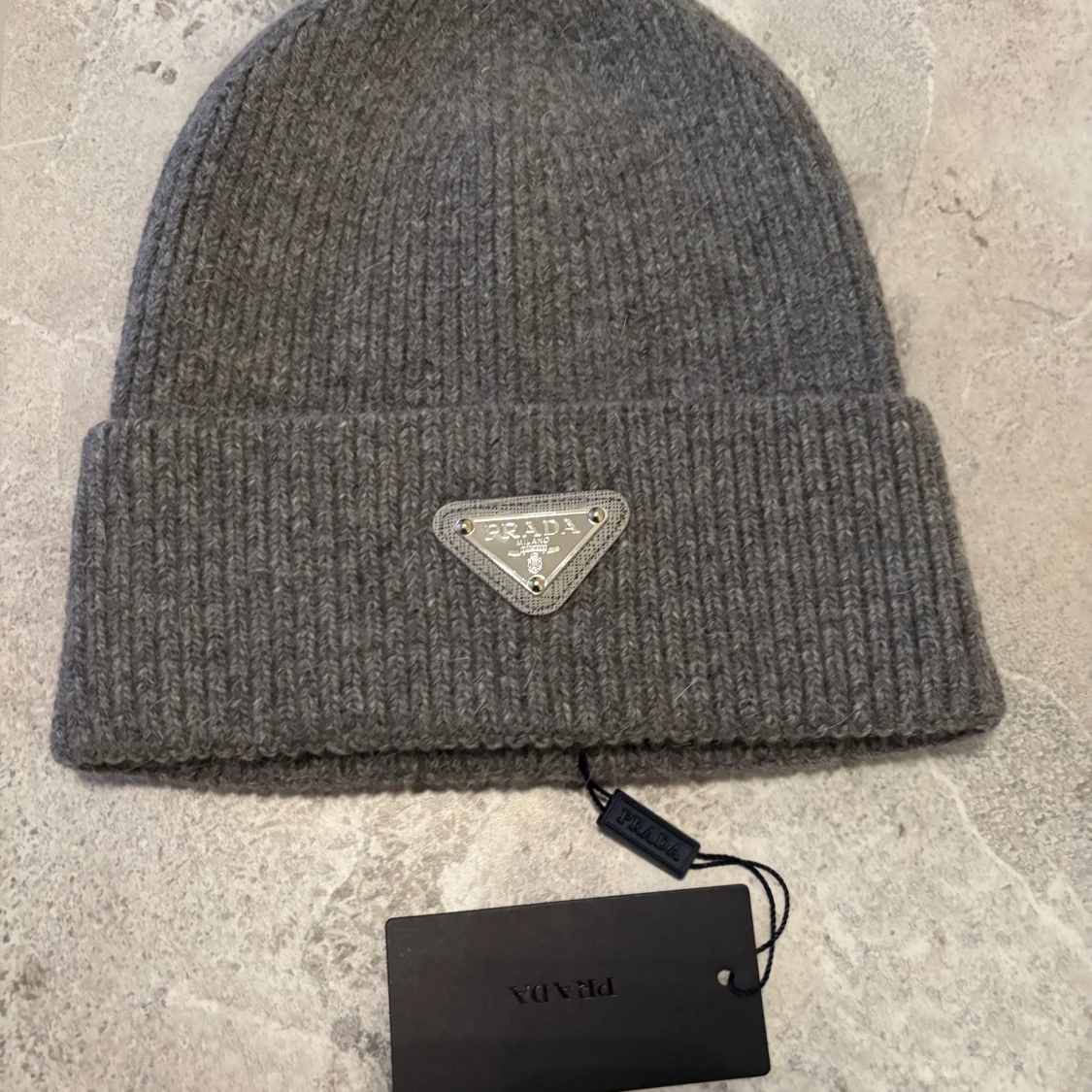 Grå ribbad mössa från Prada