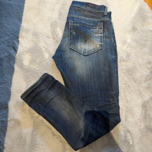 Dondup George Jeans  - Tja, säljer nu dessa jätte snygga dondup jeansen med en extremt snygg fade samt simpla slitiningar! Jeansen är i toppen skick. W32 men sitter lite mindre skulle jag påstå. Nypris ligger runt 5000kr : mitt pris: 999