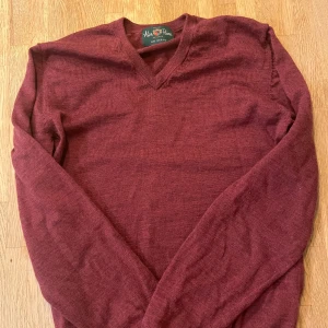 Vinröd tröja från Alan paine  - Snygg vinröd tröja från Alan Pain. Väldigt högkvalitativt och fint stickad 100% merino ull. Använd fåtal gånger. Perfekt för en casual/dressy look. Hör av er vid frågor/funderingar (priset är förhandlingsbart) nypris ≈ 2500