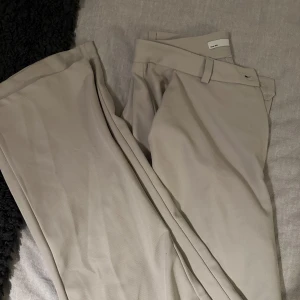 Kostymbyxor!  - Säljer dessa beiga kostymbyxor från Lager 157, fint skick, Strl S!🤍