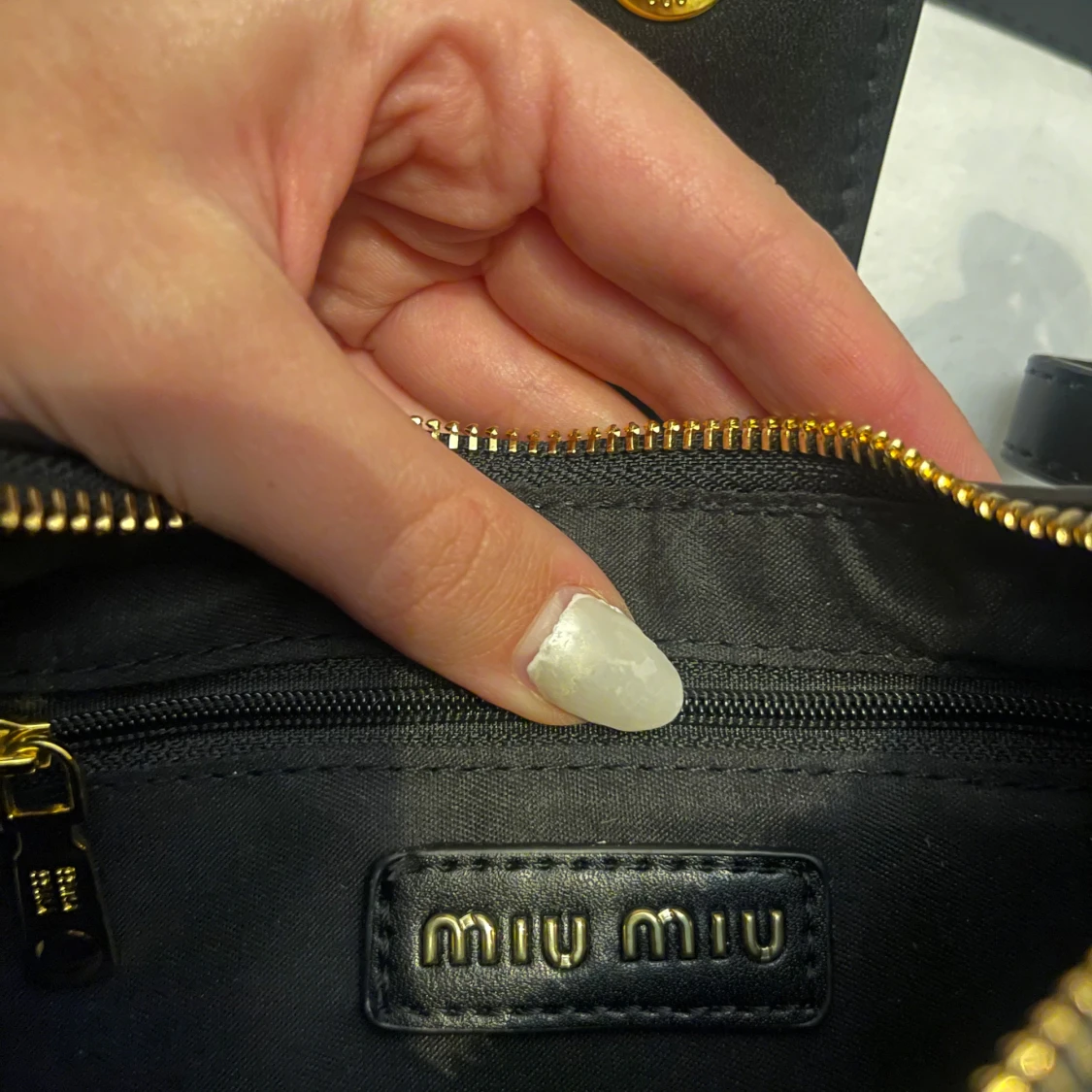 Svart axelväska från Miu Miu - 90