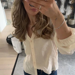 Blus från Vero Moda - Säljer denna blus från Vero Moda storlek S! Använd en gång🤍