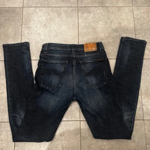  Nudie Jeans - Mörka snygga Nudie Jeans🔥. Sitter rätt slim och storlek  29/32.