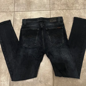 Nudie Jeans - Snygga svarta jeans från Nudie Jeans🔥. Sitter Skinny/Slim och storlek 29/30.
