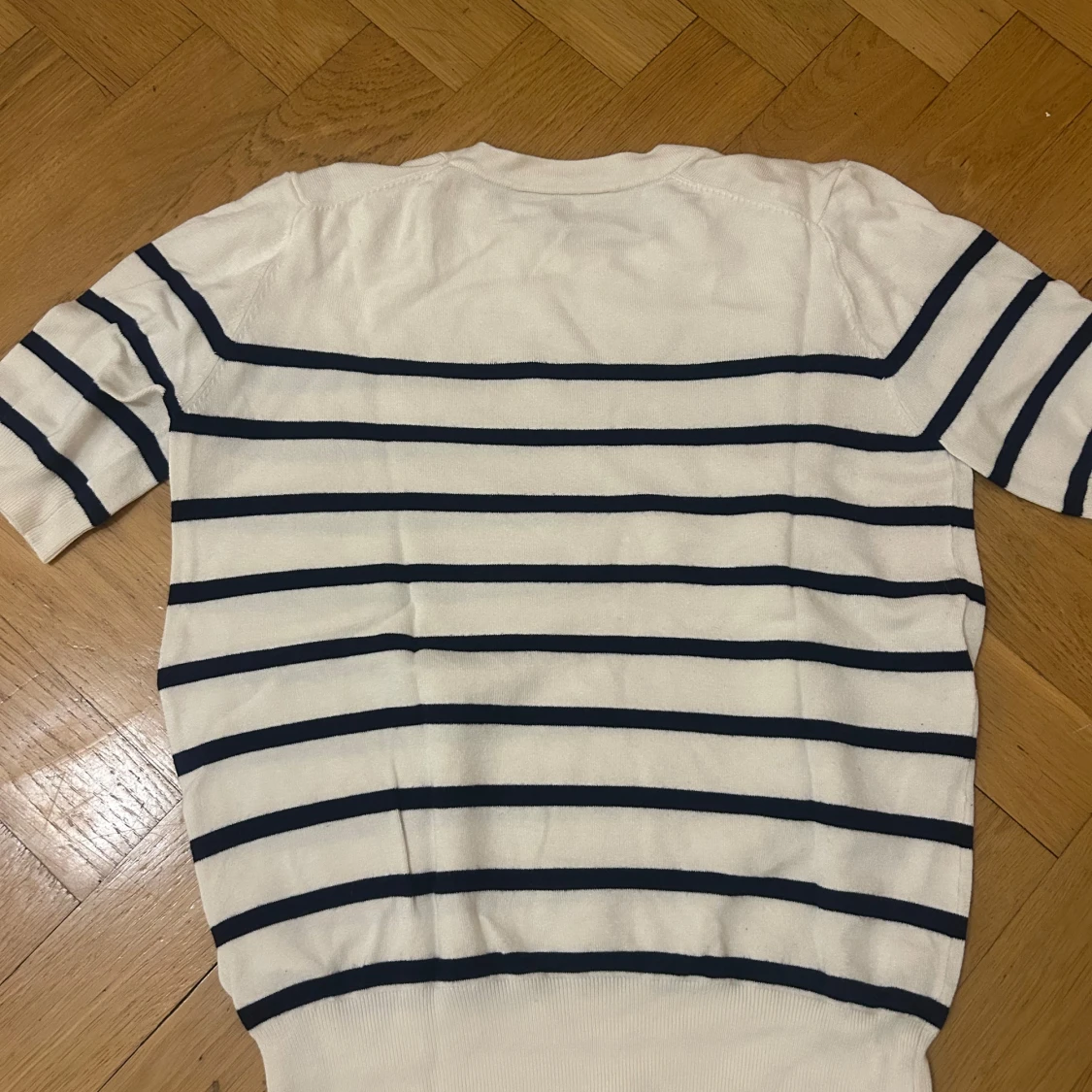 Vit och marinblå randig tröja från Zara! - 91
