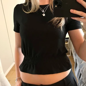 Svart ribbad topp - Jättefin svart topp. Storleken är XS. Betalning sker via Swish och det är bara att höra av sig om ni undrar något🩵