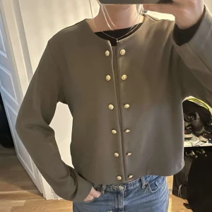 Olivgrön tröja med guldknappar - Tröja med guldknappar, från H&M 💞 Jättefin passform och använd 1 gång, använd gärna köp nu 🥰