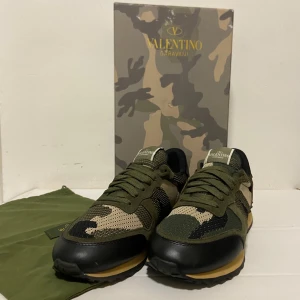 Valentino rockrunner  - Säljer dessa stilrena valentino rockrunners! Storlek: 43 | Skick: 8/10 | Tillbehör: og följer med, box+dustbag (boxen är sliten) | tveka inte att höra av er om ni har funderingar eller vill ha detaljerade bilder!✔️| Pris kan diskuteras vid en snabb affär!🤝 (inga byten!)