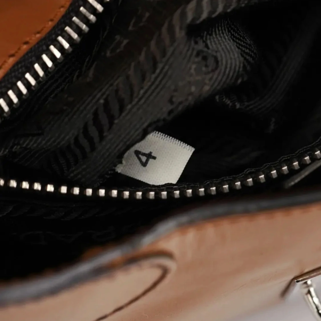 Leopardmönstrad handväska från Prada - 4