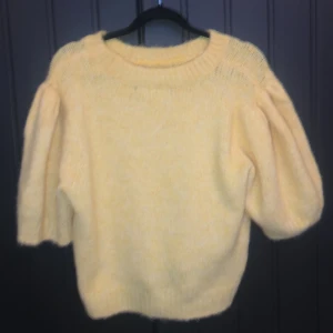 Gul stickad tröja från Vero Moda - Säljer en mysig gul stickad tröja från Vero Moda. Tröjan har en rund hals och trekvartsärmar, perfekt för kyligare dagar. Den är gjord i ett mjukt material som känns skönt mot huden. Passar bra till både jeans och kjol. 🌼Ljuset gör skillnad den är ljusgul och köpte för 300💕💕