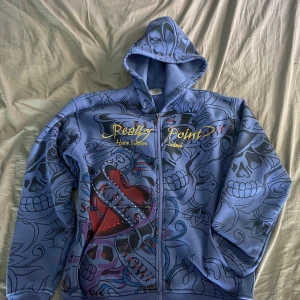 Ed Hardy type tröja - En riktig fetttttt tröja ed Hardy type tröja med diamanter på hjärtat den har inga skador i perfekt skick pris kan diskuteras