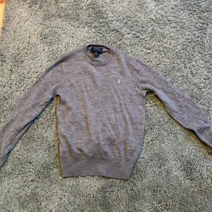 Ralph Lauren overshirt - Tröjan är i bra skick men den är en pytteliten skada som lagats(syns på bild 3) nypris ca 1000kr, vårt pris 300kr men kan diskuteras