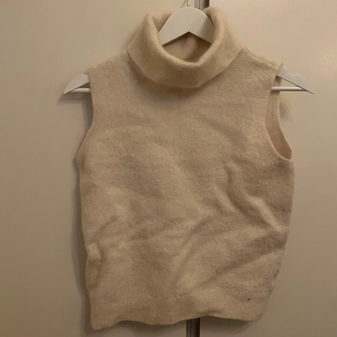 Cremevit stickad polotröja