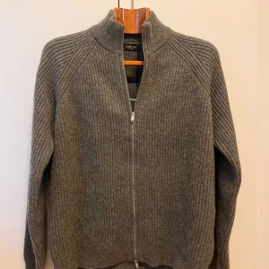 Massimo dutti tröja - Säljer en stilren grå stickad tröja från Massimo Dutti. Helt oanvänd. Storlek L